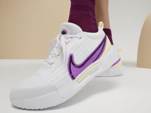 NIKE AIR ZOOM PROHARD COURT Harness the power of your serve in the NikeCourt Zoom Pro. Working in tandem with the Zoom Air unit, it has a full-length plate that acts