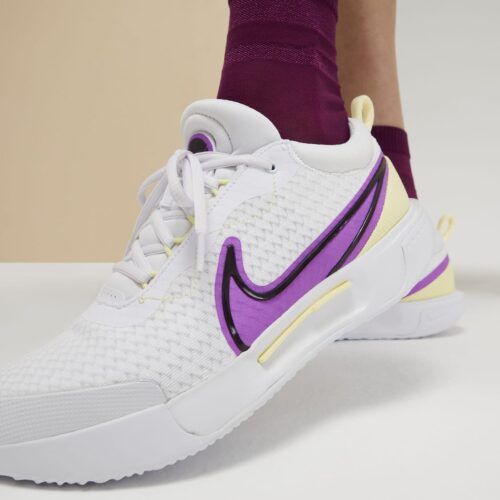 NIKE AIR ZOOM PROHARD COURT Harness the power of your serve in the NikeCourt Zoom Pro. Working in tandem with the Zoom Air unit, it has a full-length plate that acts